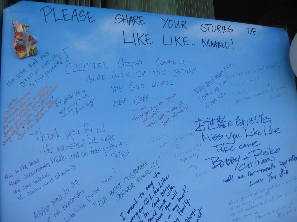 Many of Like Like Drive-Inn’s customers stopped by to write messages of gratitude when the restaurant closed on April 1, 2020 after 67 years. (Photo by Kenrick Yoshida)