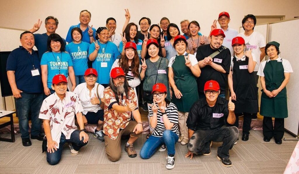 Grateful Crane’s 2018 Tour members had dinner with a group of local Tohoku friends and presented them with Angel baseball caps.