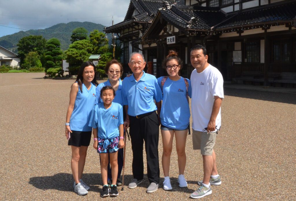 Junji Sarashina with his family: Melissa, Kiyoko, Stephanie, Junji, Emily, and James