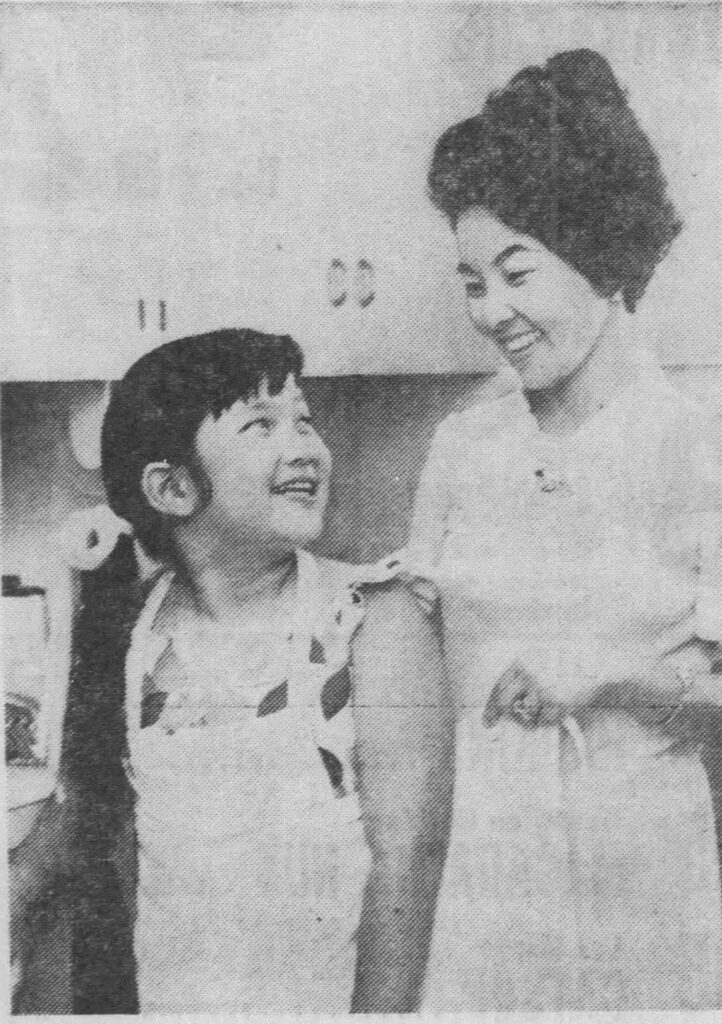 Shari Ling and her mother Muriel Miura Kaminaka in 1969 (Photo credit: Honolulu Star-Bulletin, 1969)
