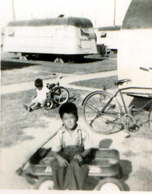 1946-Tetsu Tanimoto in his wagon