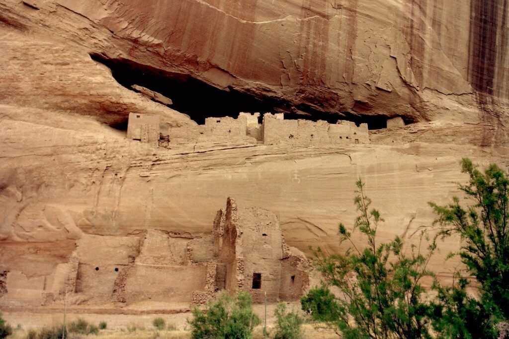 View to White House Ruin, Canyon de Chelly, located on Navajo territory in northeastern Arizona. It is part of one of the longest continuously inhabited regions of North America. Photo credit: Nikater, public domain, via Wikimedia Commons.